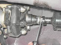 Снятие обоймы сальника для демонтажа кардана
