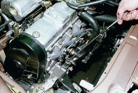 Проверка уровня масла в двигателе авто ВАЗ 2112