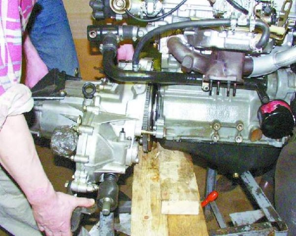 Двигатель и коробка передач автомобиля ВАЗ 21099