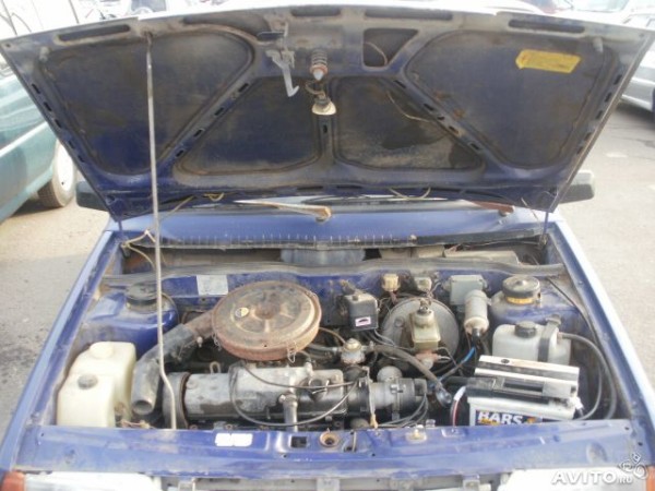 Двигатель в автомобиле ВАЗ 21093