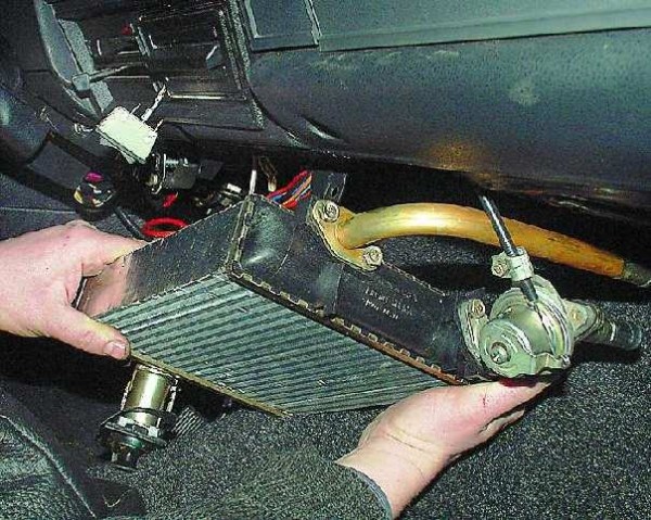 Радиатор отопления вынимается из автомобиля