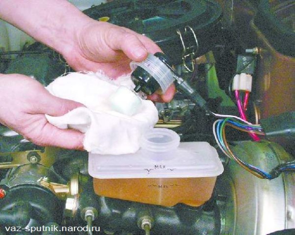 Подготовка к замене тормозной жидкости на ВАЗ 2112