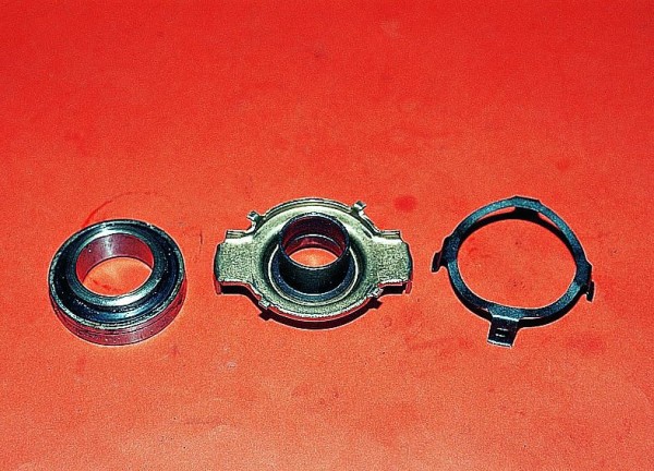 Выжимной подшипник, муфта и прижимное пружинное кольцо (с лева на право)