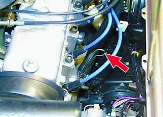 Щуп – измеритель уровня смазки в моторе (указан красной стрелкой)