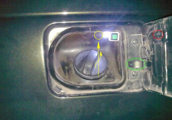 Процесс замыкания контактов в системе сигнализации на лючке бензобака