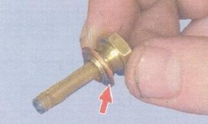Уплотнительное медное кольцо фильтра тонкой очистки указано стрелкой