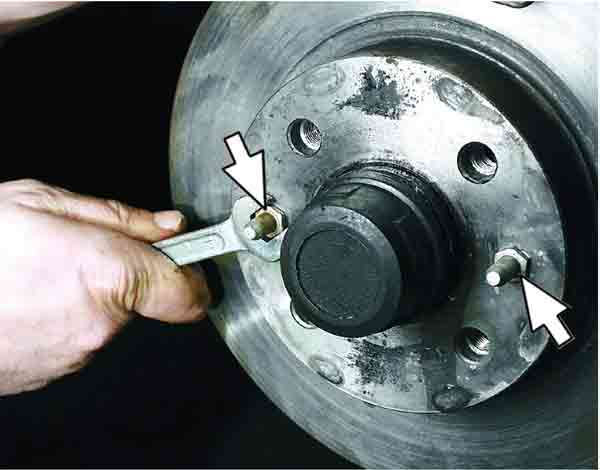 Выкручиваем направляющие штифты колеса, чтобы снять диск