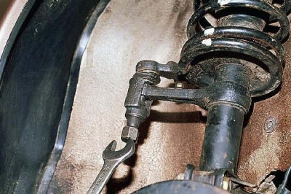 Замена наконечника рулевой тяги ВАЗ 2109 с использованием специального съемника